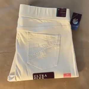 White Gloria Vanderbilt “Avery” jeans